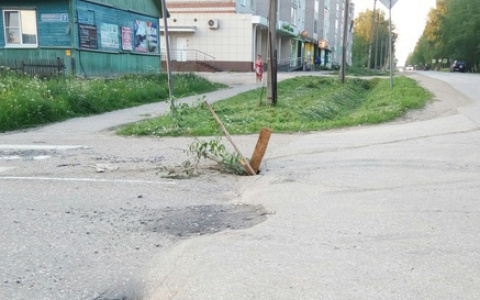 Жители Коми необычным способом оповестили водителей о яме на дороге