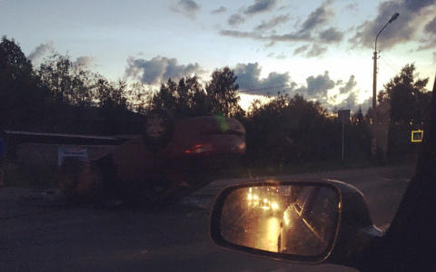 В Сыктывкаре иномарка перевернулась из-за «лежачего полицейского» (фото)