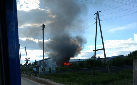 Очевидцы сняли на видео, как в Сыктывкаре полыхает склад