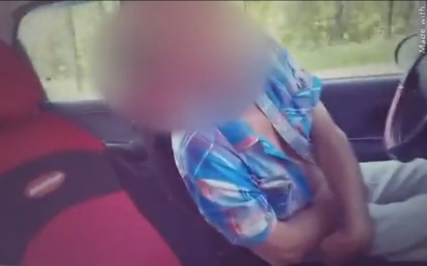 В Сыктывкаре мужчина онанировал напротив учебного заведения, сидя в машине (видео)