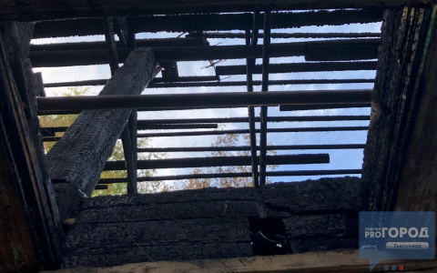 В Коми затягивается ремонт дома после пожара: людям негде жить