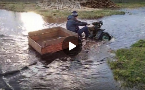 В Коми подросток собрал уникальный транспорт для езды по затопленному поселку