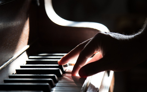 Жителя Коми оштрафовали за то, что он показал соседке всем известный обидный жест