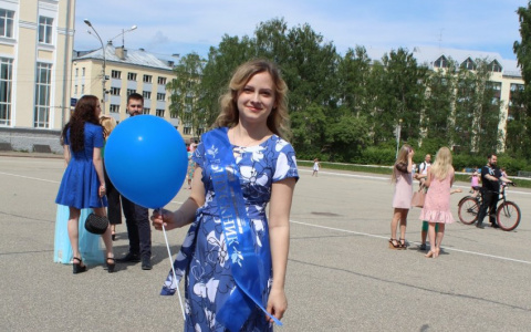 Яркие платья и высокие каблуки: в Сыктывкаре прошло шествие студентов-выпускников (фото)