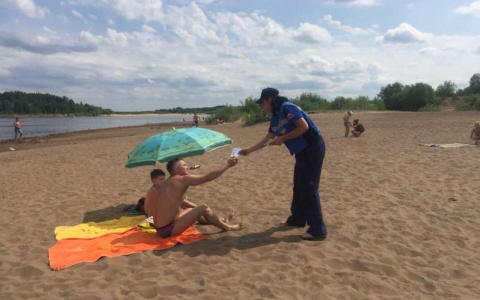 В Сыктывкаре спасатели ездили по пляжам и уговаривали людей не лезть в воду