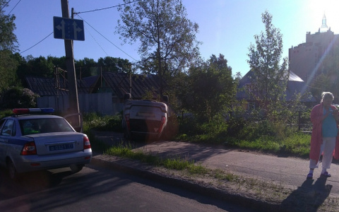 За сутки в Сыктывкаре и окрестностях перевернулись мотоцикл, авто и прицеп с досками