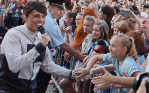 На концерте в Сыктывкаре Алексеев прикоснулся к рукам сотни поклонниц (фото)