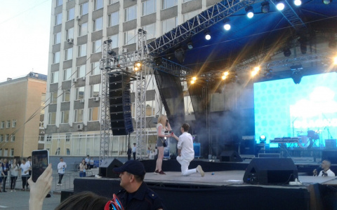 В Сыктывкаре блогер Никита Чернов сделал своей девушке предложение прямо на сцене (видео)