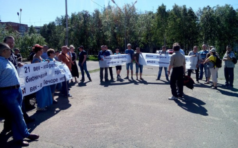 «Хватит закапывать деньги в ямы»: жители Коми устроили протест против плохих дорог (фото)