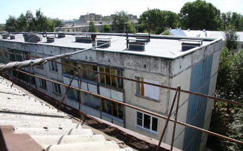 В Сыктывкаре из окна выпали маленькие мальчик и девочка