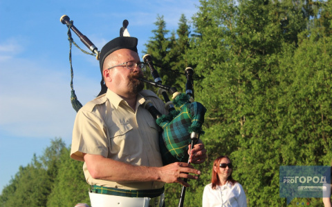 Комары, одуванчики и музыка: известный волынщик Вилли дал open air концерт в Сыктывкаре
