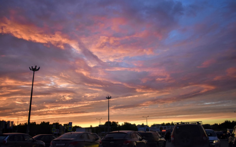 Сыктывкар накрыло одеялом ярко-красных облаков: 9 фото волшебного неба