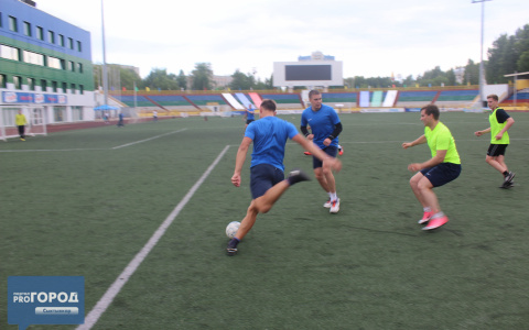 На первой тренировке сезона сыктывкарские хоккеисты играли вместо хоккея в футбол (фото)