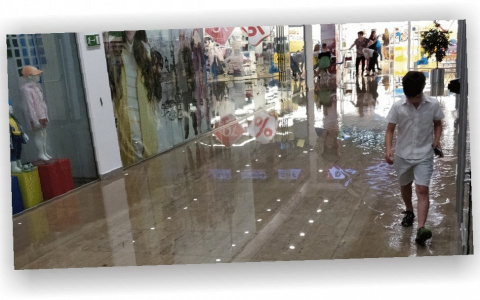 В Ухте сильный ливень затопил торговый центр и школу (фото, видео)