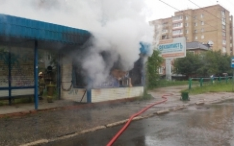 В Коми пожарные тушили автобусную остановку