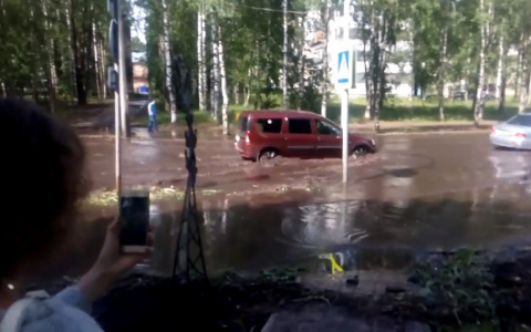 После ливня улица в Сыктывкаре превратилась в полноводную реку (фото, видео)