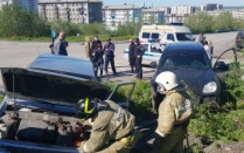 В Коми столкнулись два автомобиля, на место выехали спасатели