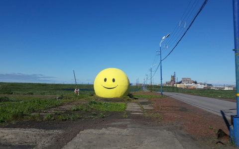 В Коми на обочине дороги появился гигантский каменный смайл с двумя лицами (фото)