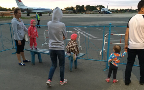 Сыктывкарцы 2,5 часа простояли на ногах в ожидании самолета (фото)