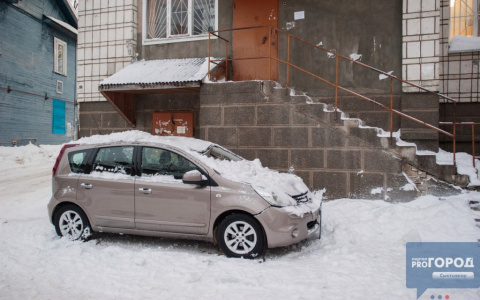 В Сыктывкаре жильцов дома, с которого упала на авто глыба снега, обязали оплатить ремонт