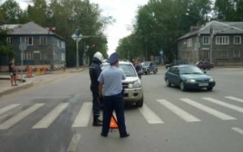 В центре Сыктывкара столкнулись два кроссовера, пострадала девушка