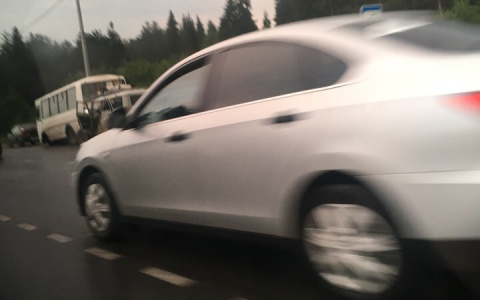 Жесткое ДТП в Сыктывкаре: «УАЗ» въехал в пассажирский «ПАЗик» (фото)