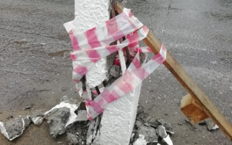 В Сыктывкаре бетонный столб обмотали лентой, чтобы он не упал (фото)