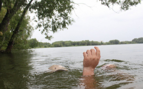 Поступок героя: на Эжвинском пляже Сыктывкара мужчина спас тонущего ребенка