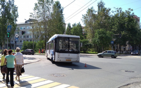 В Сыктывкаре иномарка подрезала автобус: пассажиры получили травмы (фото)
