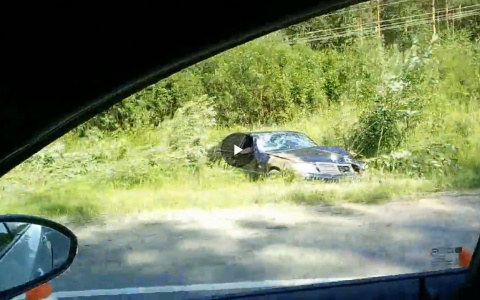 В Сыктывкаре произошла серьезная авария: две машины улетели в кювет (видео)