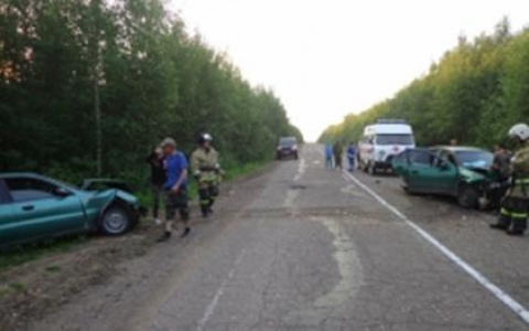 На трассе в Коми пьяный водитель «Ниссана» протаранил в лоб «Шевроле», пострадали двое