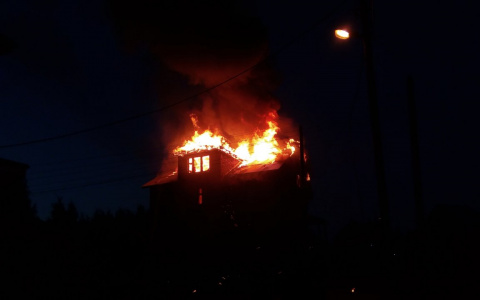 В Сыктывкаре три часа тушили пожар в коттедже