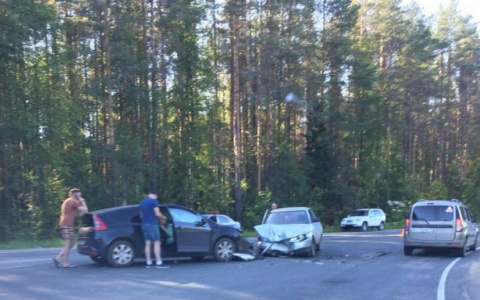 На трассе под Сыктывкаром автоледи на «Ситроене» въехала в «десятку» (фото)