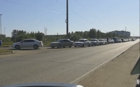 Жители Коми стояли в огромной пробке, чтобы заправить свои авто (видео)