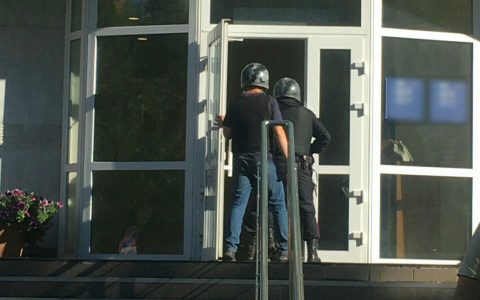 Сыктывкарцы сняли, как в здание банка входят оперативники с оружием (фото)