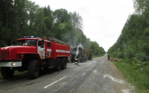 На трассе в Коми вспыхнул «МАЗ» с грузом леса (фото)