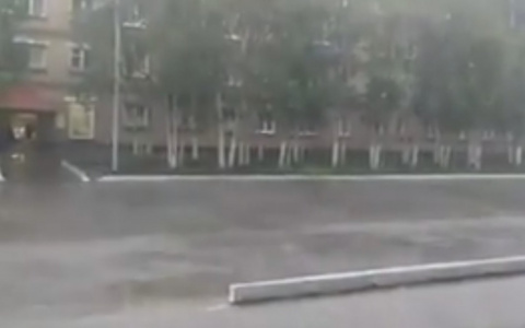 В Инте вопреки прогнозам прошел сильнейший ливень, затоплены десятки домов (видео)