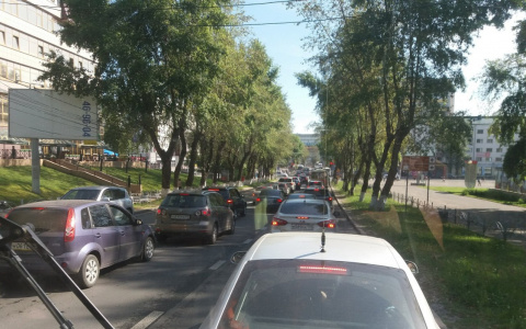 На улице Коммунистической в Сыктывкаре образовался гигантский автомобильный затор