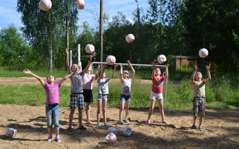 Велосипеды, мячи и море песка: детям из Центра реабилитации в Сыктывкаре подарили лето!