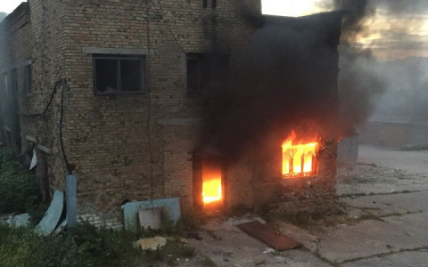 В Сыктывкаре горело здание с известными на всю страну трубами-штанами (фото)