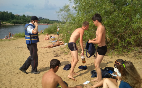 В Сыктывкаре подростка доставили в полицию из-за отдыха на пляже с пивом