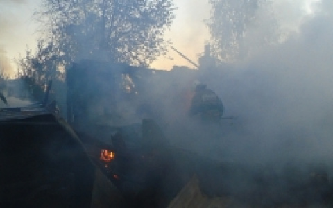 В Коми пожарные два часа тушили жилой дом