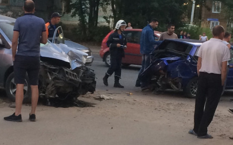 Появились подробности ДТП в Сыктывкаре, где столкнулись «Рено» и ВАЗ