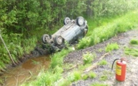 На трассе в Коми в кювет вылетел внедорожник, его водитель погиб