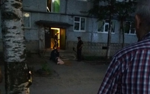 В Сыктывкаре пожарные вскрывали дверь, чтобы спасти мужчину из огня (фото)