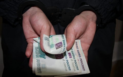 В Сыктывкаре сотрудник колонии за взятку пообещал заключенному положительную характеристику