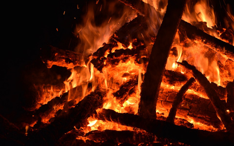 В Сыктывкаре женщина погибла во время пожара в многоквартирном доме