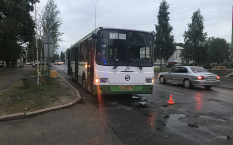 В Сыктывкаре ищут водителя авто, из-за которого двое пассажиров автобуса попали в больницу (фото)