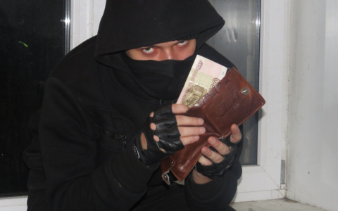 В Сыктывкаре парень влез через окно в чужой дом и забрал крупную сумму денег