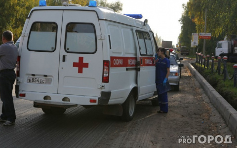 В Сыктывкаре при попытке доставить пациента в больницу застряли две машины и паром